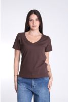 Camiseta Baby Tee Decote V Feminino Revanche Iugoslávia MARROM ESCURO