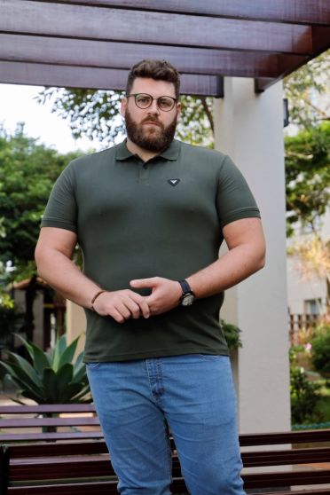 Camiseta Polo Com Plaquinha Plus Size Masculina Revanche Cornago VERDE MUSGO
