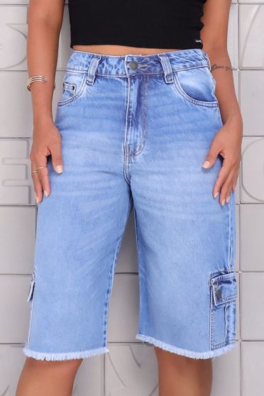 Bermuda Jeans Jorts Com Bolso Cargo e Barra Desfiada Feminina Revanche Canyelles Azul