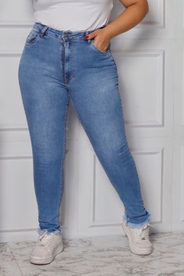 Calça Jeans Skinny Com Barra Desfiada Curvy Feminina Revanche Dabou Azul