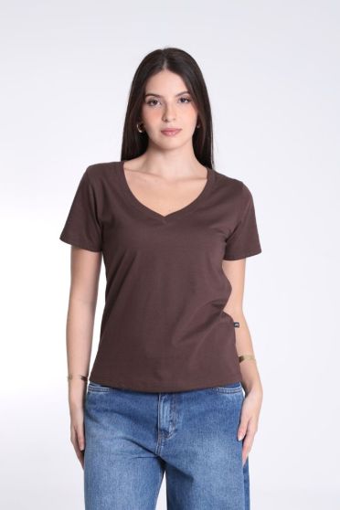 Camiseta Baby Tee Decote V Feminino Revanche Iugosl&aacute;via MARROM ESCURO
