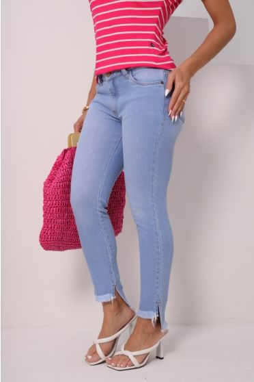 Calça jeans skinny com barra assimétrica feminina Revanche Formosa Azul